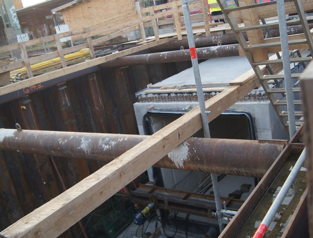 Das Tunnelstück wird unter die Gleise gezogen.