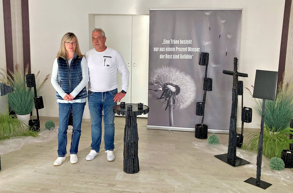 Jeannette Fach und Bernd Matschulat im Trauerraum des Bestattungshauses Fach in Querfurt.