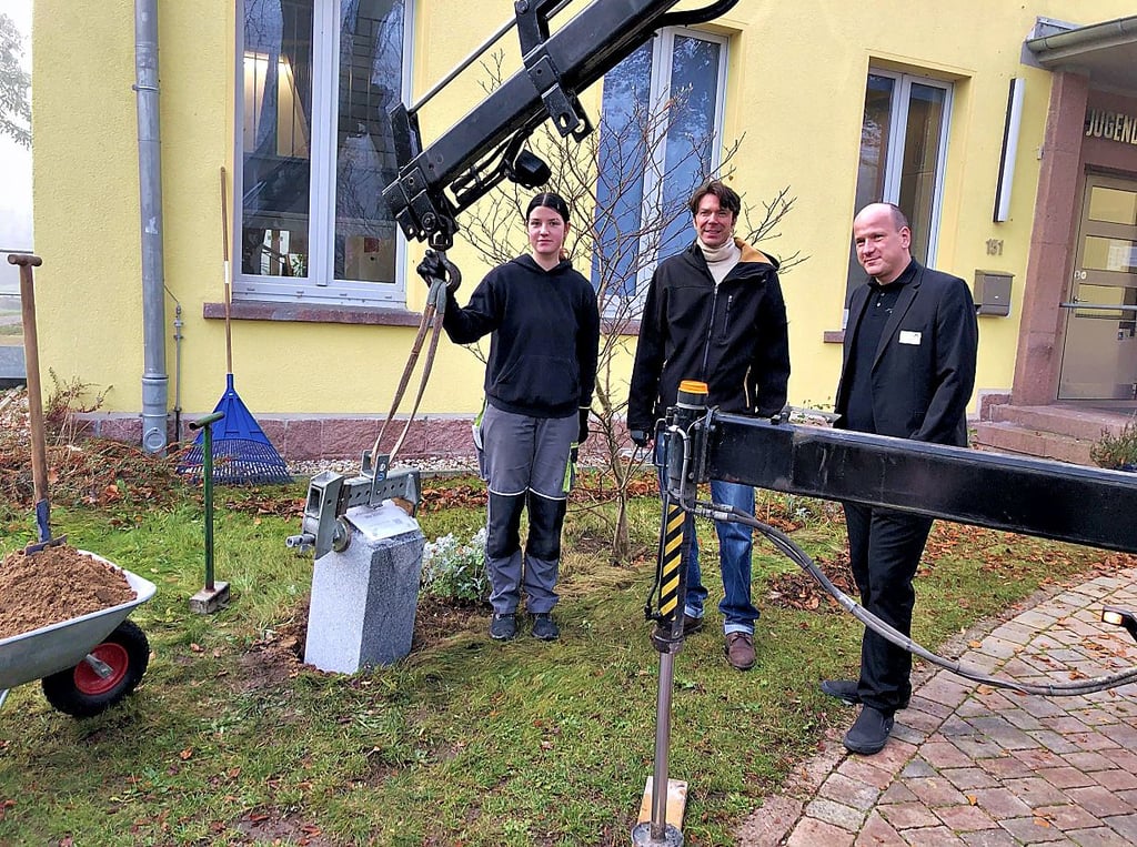 Die erste Stele ist fast aufgebaut: Sophie Garmatter vom Steinmetzbetrieb, Jörg Tremmel von der Stiftung Generationengerechtigkeit und Florian Mädicke von der Jugendherberge Dessau (v.l.n.r.).