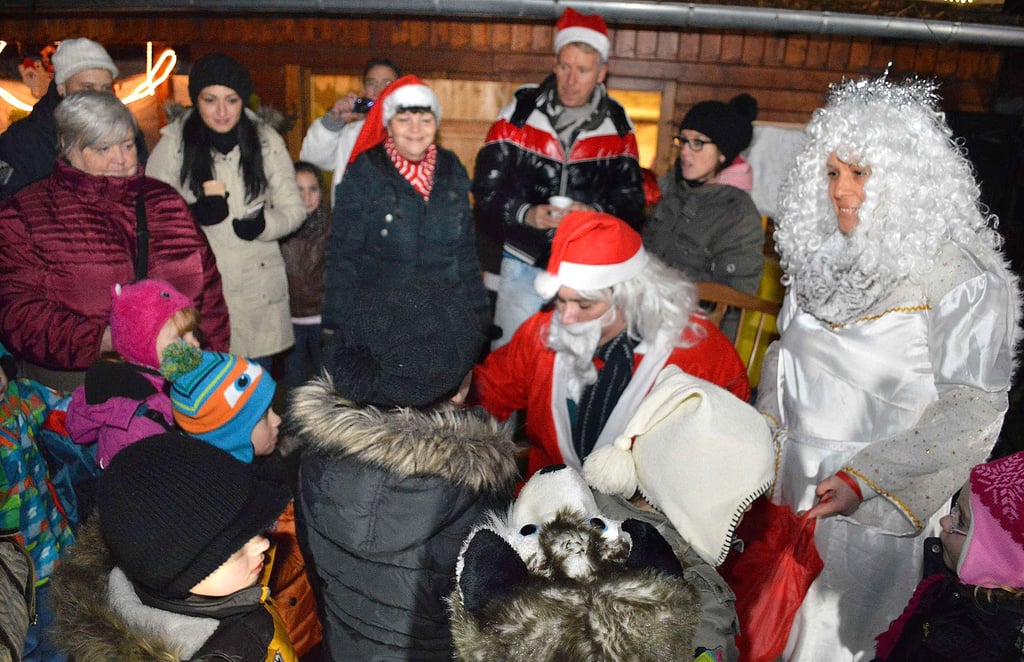 In Hecklingen wurde der Weihnachtsmarkt erst auf dem Gelände der Lebenshilfe-Kindertagesstätte „Gänseblümchen“ und dann auf dem Platz neben der Basilika durchgeführt.