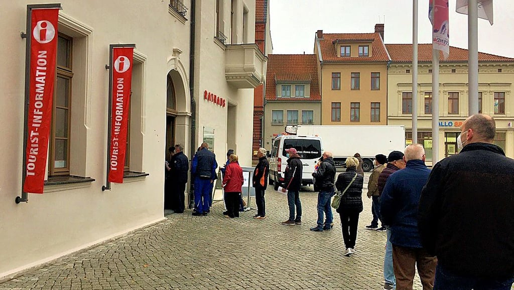 Impfaktion gegen das Coronavirus am gestrigen Dienstag in Stendal. Eine lange Schlage hat sich vor dem Rathaus gebildet. Im Rolandzimmer gibt es vom mobilen Impfteam den Piks.