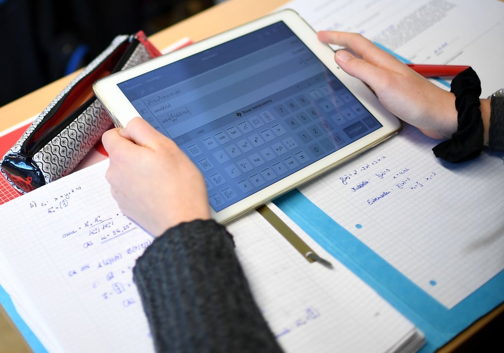 An den Schulen in Deutschland gab es nach aktuellen Zahlen der Kultusministerkonferenz (KMK) zuletzt rund 23.000 bekannte Corona-Fälle bei Schülerinnen und Schülern.