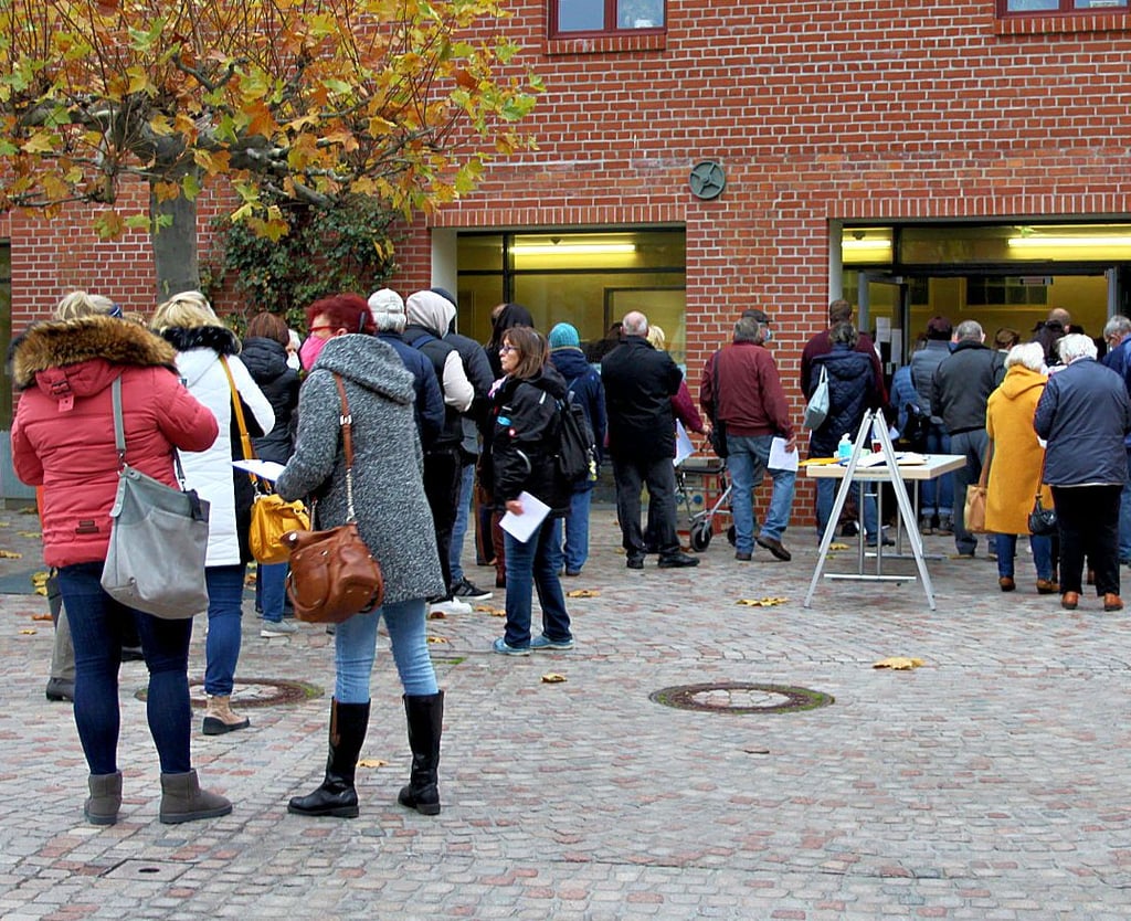 Lange Warteschlangen vor dem Impfzentrum in Barleben haben am Montag und Dienstag zu Frust geführt.