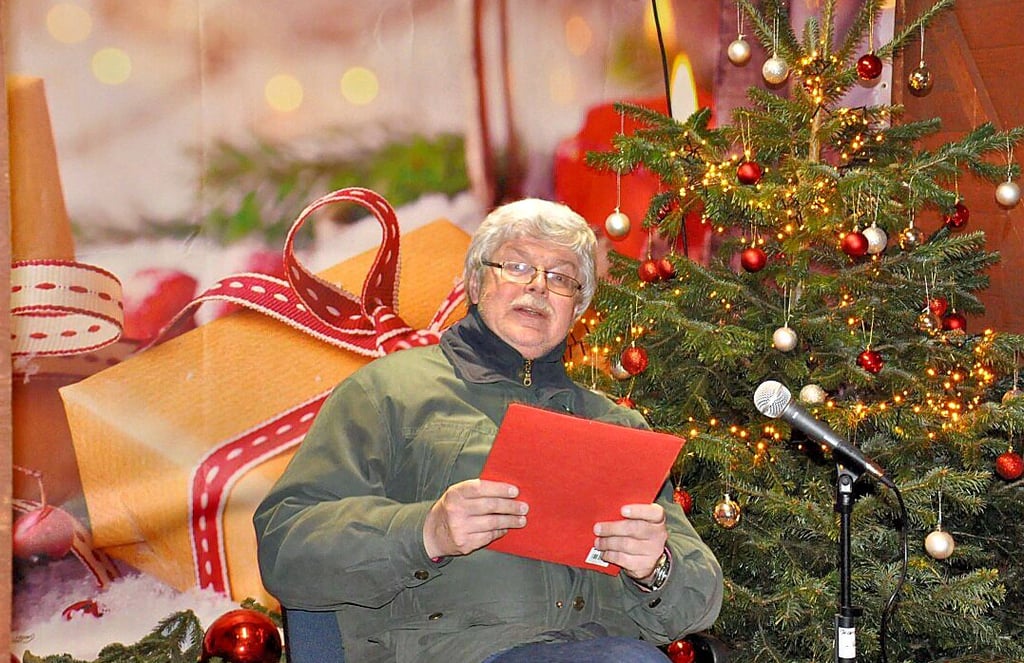 Einen Lebendigen Adventskalender wie hier mit Rupert Kaiser, der seine selbst verfasste Geschichte vom Weihnachtsmann, der seine Mütze verloren hatte, vorliest, wird es 2021 nicht geben.