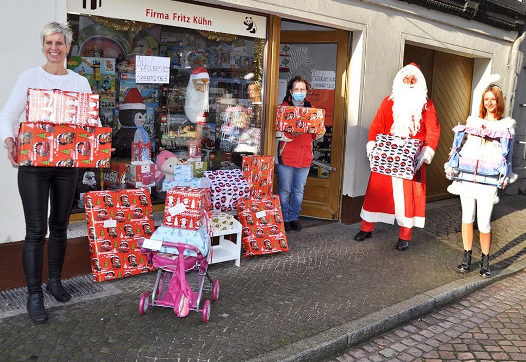 Bereits im vorigen Jahr hatte das Jugendzentrum zusammen mit Partnern Weihnachtswünsche dank vieler Spenden erfüllt. Weihnachtsmann und Engel besuchten kurz vor Heiligabend die Kinder.