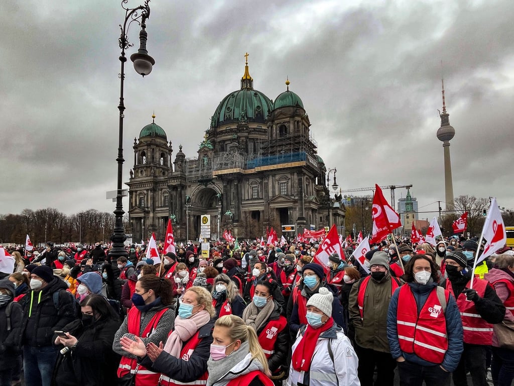 Teilnehmer am Warnstreik und an der Demonstration von Beschäftigten der Berliner Bürger- und Ordnungsämter und bei der Polizei demonstrieren und streiken im Lustgarten unweit des Berliner Doms.