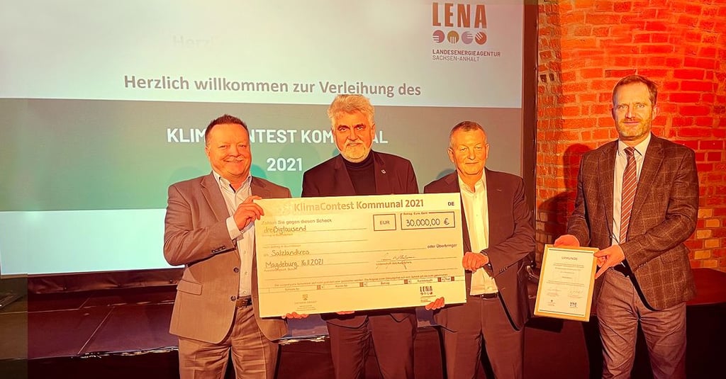 Tilo Wechselberger (l.) nahm den Preis im „KlimaContest Kommunal 2021“ für den Salzlandkreis entgegen.