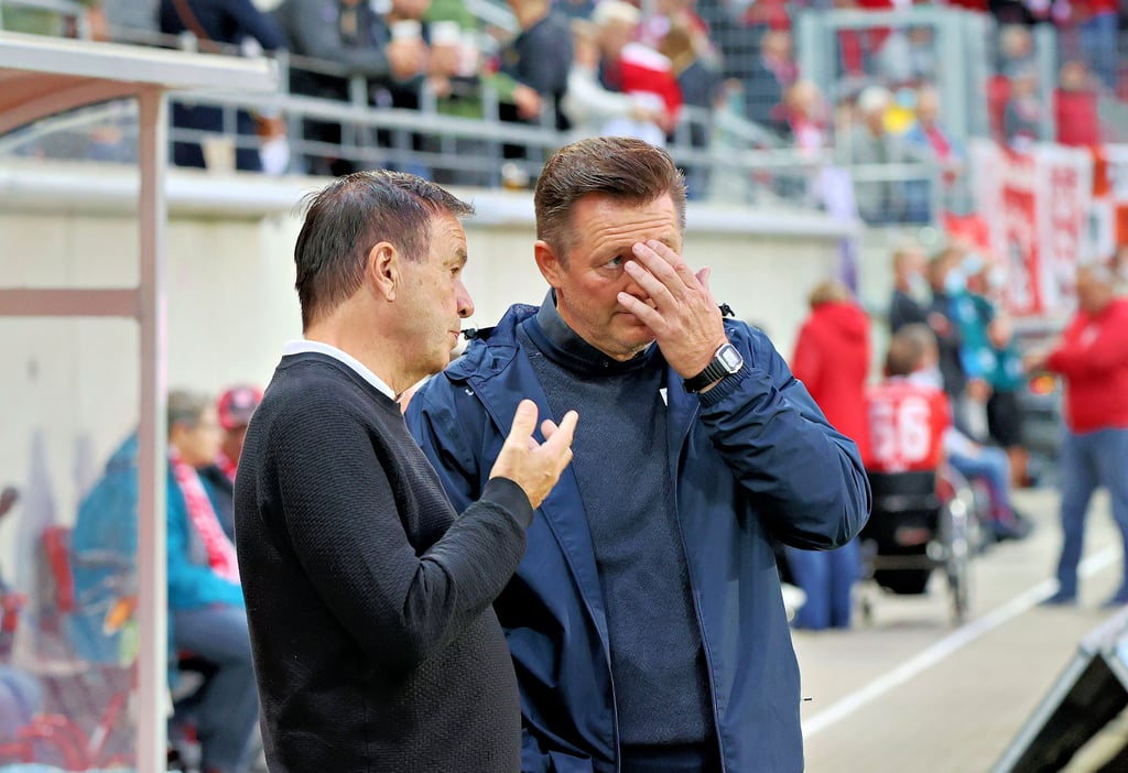 Blicken nach dem Corona-Ausbruch schwierigen Tagen entgegen: Sportdirektor Otmar Schork (l.) und Trainer Christian Titz.