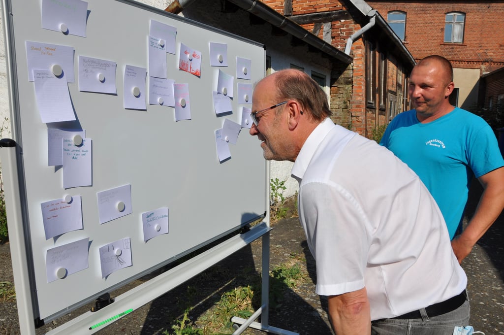 Jugendliche hatten im Sommer in einer Ideenwerkstatt ihre Vorschläge für die Stadtentwicklung in Havelberg zusammengetragen. Bürgermeister Bernd Poloski schaut sich die einzelnen Punkte an.