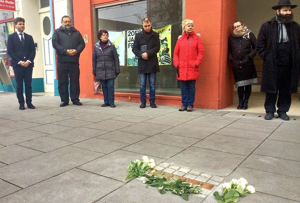 Rund ein Dutzend Vertreter aus Politik, Verwaltung und jüdischer Gemeinde übergaben am Montag neue Stolpersteine in der Kavalierstraße 66.
