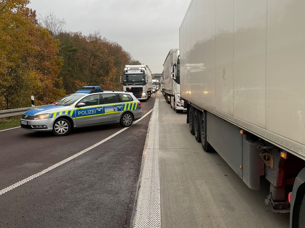 Die A2 musste für Stunden voll gesperrt werden. Das sorgte für Frust.