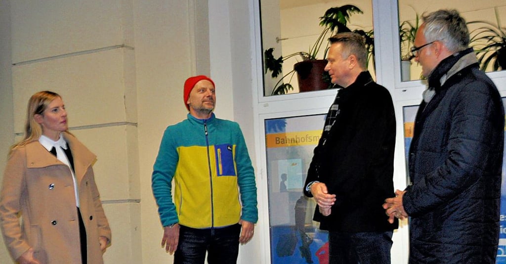 Der Leiter der Bahnhofsmission, Florian Sosnowski (Zweiter von links), im Gespräch mit den Anwälten Knud Hartstock (Zweiter von rechts) und Julia Hartwig sowie Richter Robert Glinski, der das Projekt am Magdeburger Hauptbahnhof initiiert hat.