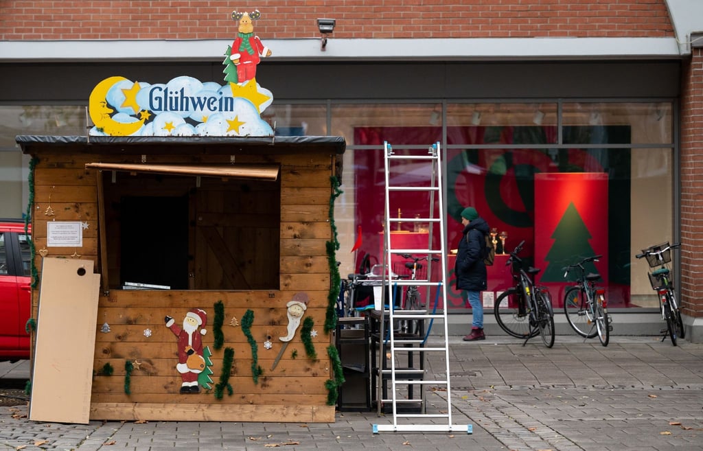 Ein Glühweinstand wird auf dem Weihnachtsmarkt am Rotkreuzplatz in München aufgebaut. Auf den Christkindlmarkt müssen die Menschen aber verzichten.