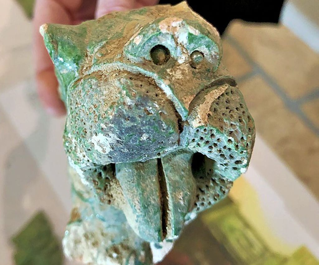 Der kleine Löwe zierte einst eine Ecke eines Kachelofens.