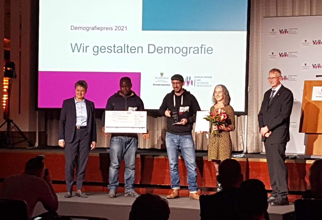 Jacob Blödow (Mitte) vom Bürgermeisterhof-Verein nahm die Auszeichnung in Magdeburg entgegen.
