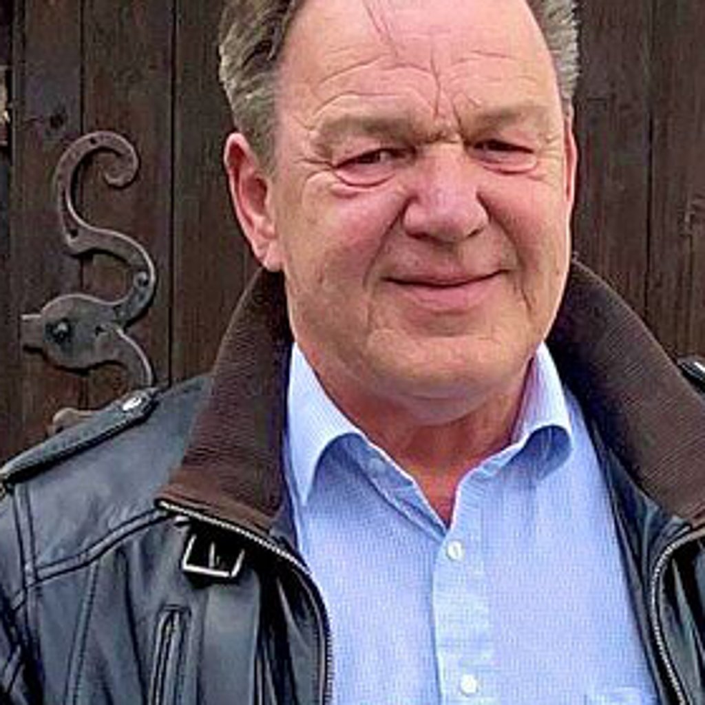Spende für Defibrillator im Heimatmuseum Ditfurt. Andreas Bollmann (links) von der Allianzvertretung im Ort und Vereinsvorsitzender Michael Wölfer mit den Spendenschecks.