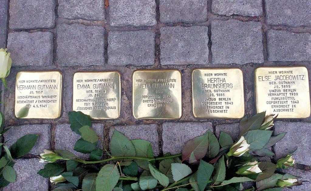 Insgesamt fünf Stolpersteine erinnern an die Familie Gutmann.