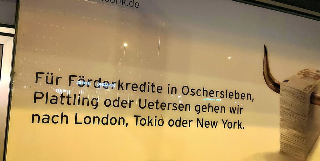 Das Werbeplakat mitten in Frankfurt, das Oschersleben auch in der Mainmetropole bekanntmacht.