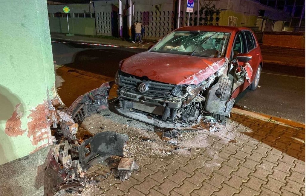 Nach einem Zusammenstoß mit einem anderen Fahrzeug wurde der VW Golf gegen eine Hauswand geschleudert. Der Fahrer wurde dabei schwer verletzt.