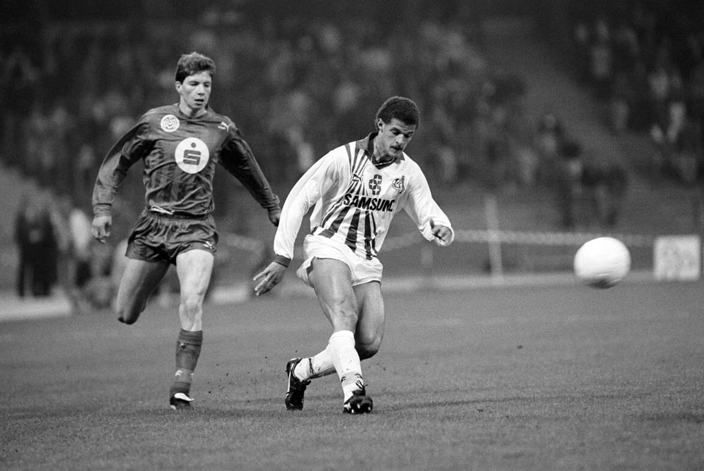 Maurice Banach (r) vom 1. FC Köln am Ball.