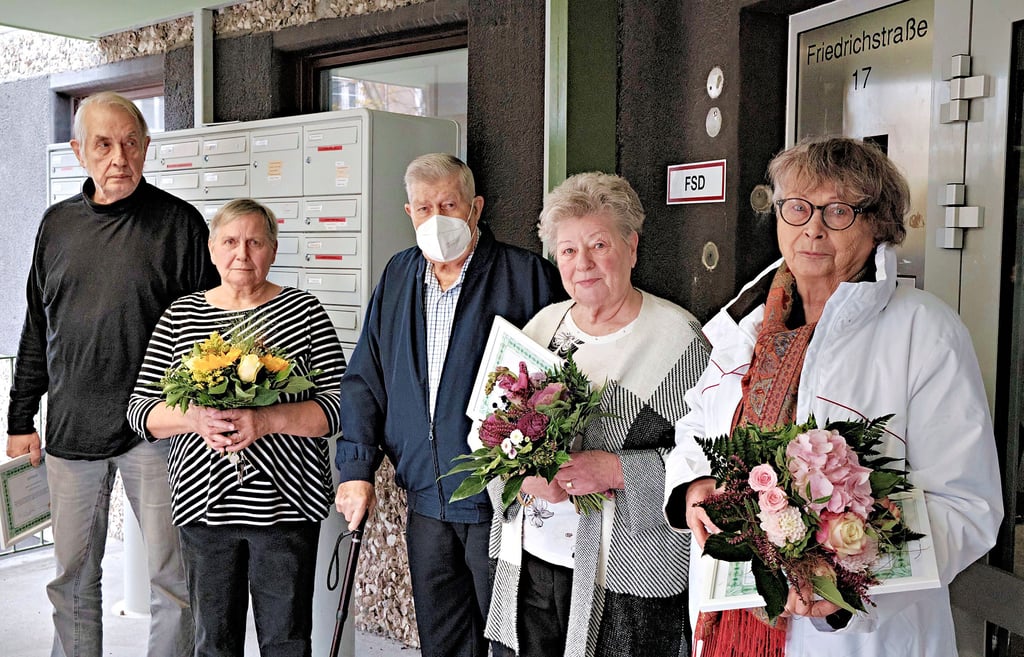 Lothar und Christel Bischoff, Manfred und Edda Birke sowie Friederike Panzner (vl.n.r.) sind die Ureinwohner in der Friedrichstraße 17.