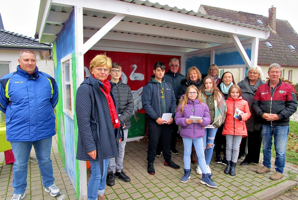 Zu einer kleinen Dankesrunde trafen sich an der neugestalteten Bushaltestelle Mitarbeiter des Kinder- und Jugendhilfezentrums Groß Börnecke, Kinder und Jugendliche sowie Schwaneberger Bürger. Foto: Dirk Halfas