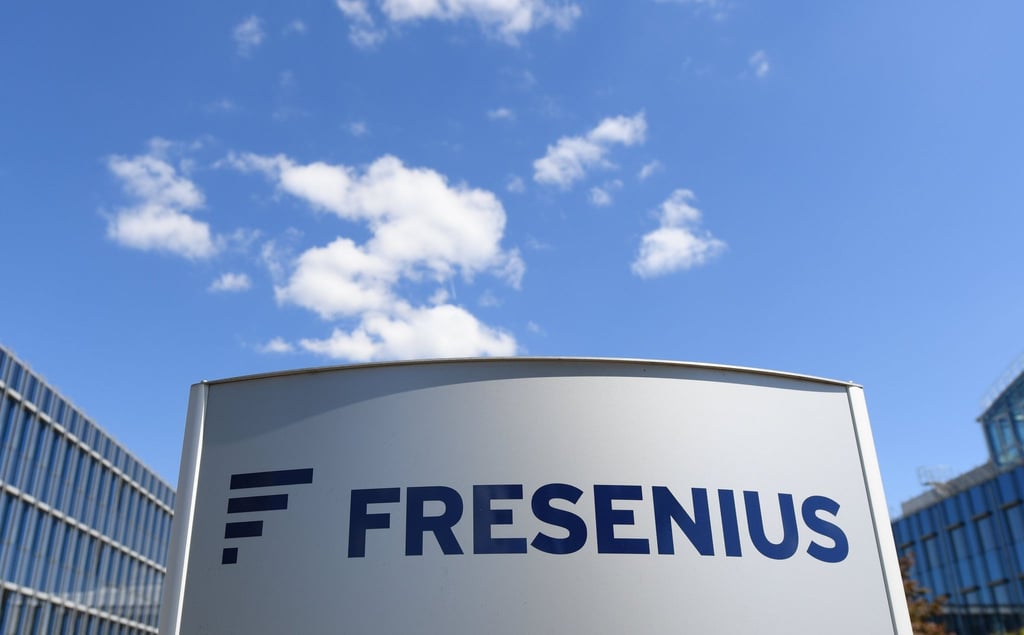 Der Schriftzug "Fresenius" prangt auf einer Stele nahe der Konzernzentrale der Fresenius SE & Co. KGaA.