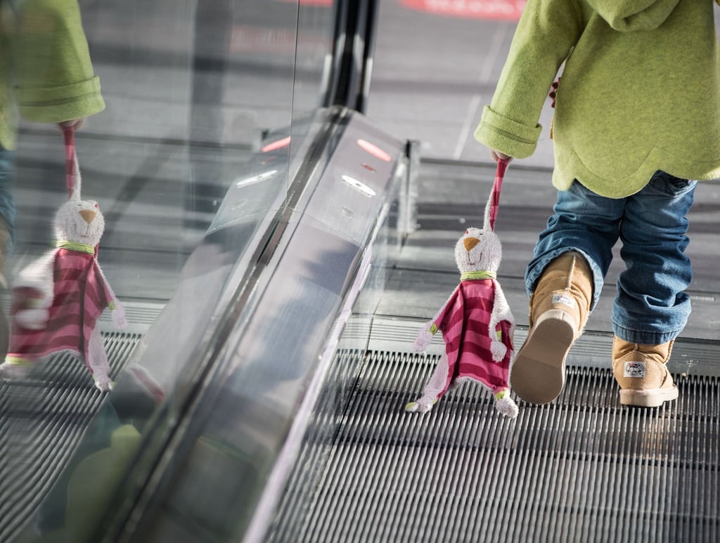 Kinder und ihr Spielzeug sollte man auf der Rolltreppe im Auge behalten, sonst können Unfälle passieren.