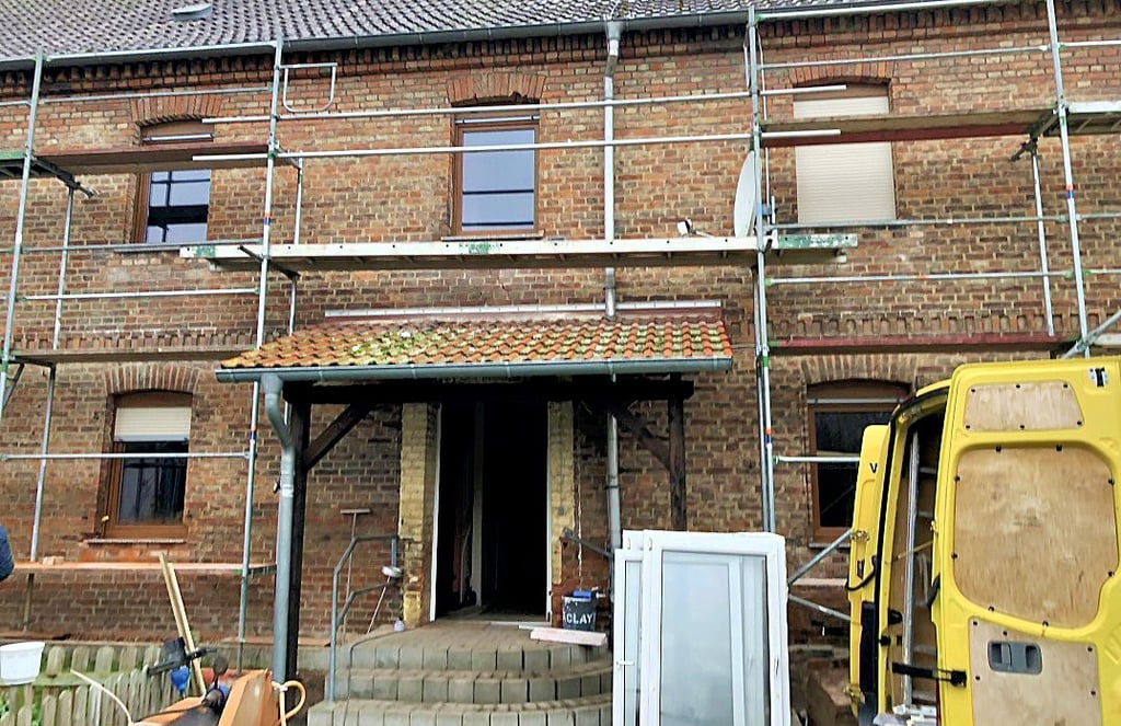 Das Mietshaus in der Hakenstedter Hauptstraße hat als erstes neue Fenster und Türen erhalten. Die Sanierung geht kontinuierlich weiter, unter anderem Auf dem Gutshof in Uhrsleben.
