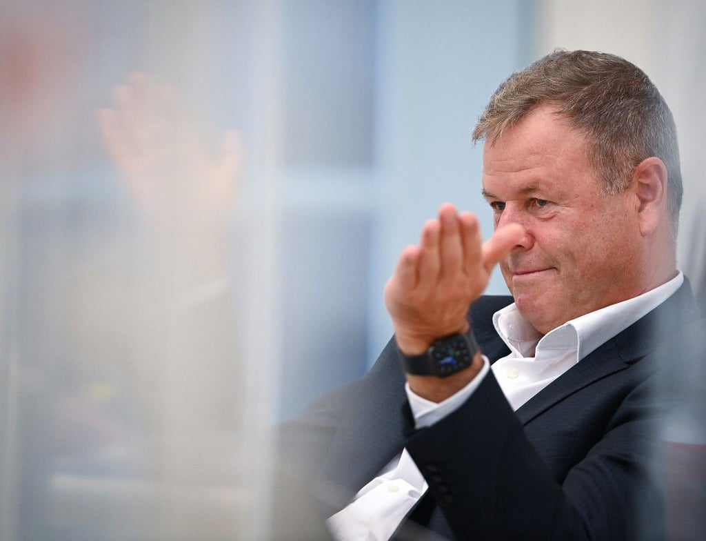 Christian Görke (Die Linke), früherer Brandenburger Finanzminister, verfolgt während der Landtagssitzung die Aussprache zum Haushaltsplan des Landes für das Jahr 2022.