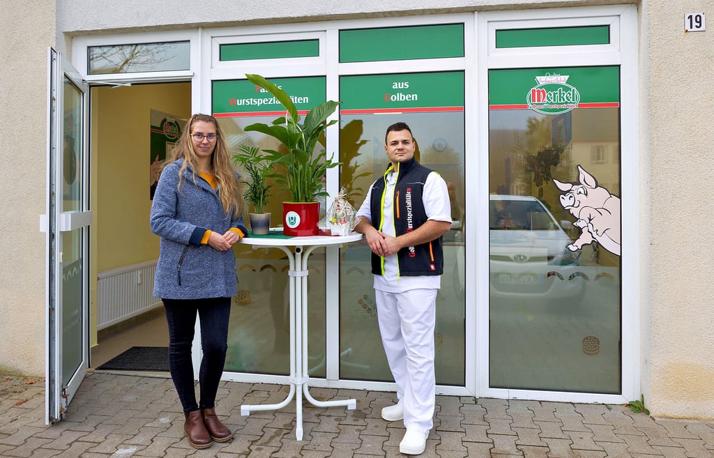 Annette und Paul Merkel vor der neueröffneten Fleischerei in Droyßig