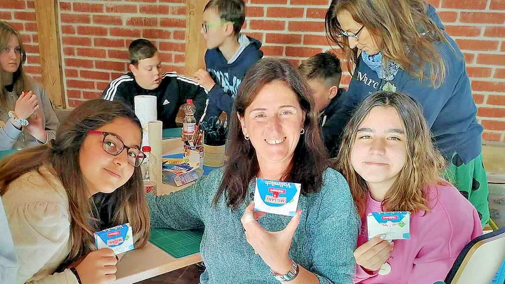 Gemeinsam mit den ausländischen Gästen bastelten die Zielitzer Schüler aus Tetrapaks kleine Geldbörsen.
