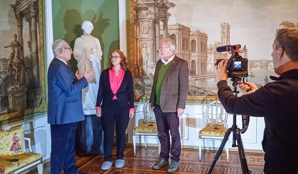 Eduard Prinz von Anhalt (links) im Gespräch mit Marion Stellfeld und Karl-Heinz Meyer für eine Videobotschaft.