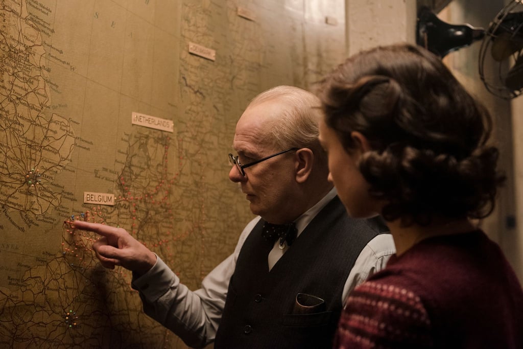 Churchill (Gary Oldman) erklärt seiner Sekretärin Elizabeth (Lily James) den Frontverlauf.