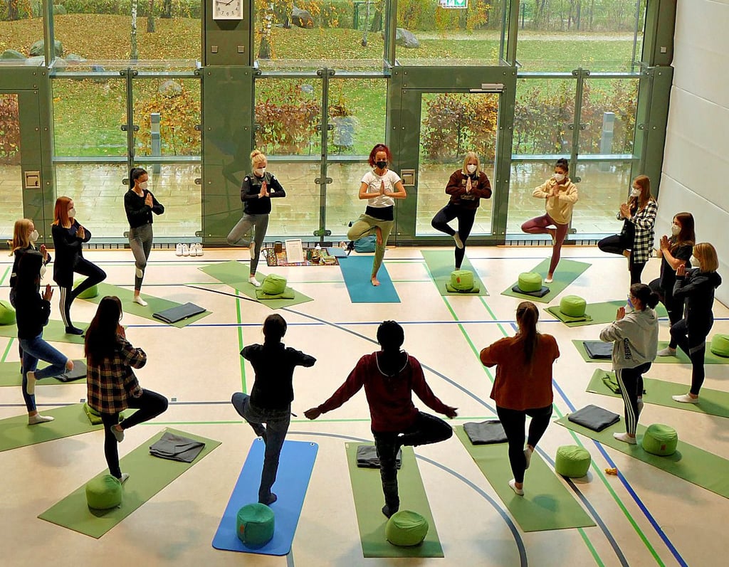 Beim Yoga-Workshop erfuhren die Auszubildenden und FSJler, wie wichtig Selbstfürsorge im anspruchsvollen Pflegealltag ist.