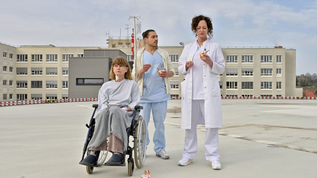 Carolin Mellau (Natalia Wörner, r) und der Pfleger Mirko (Johannes Klaußner) sind mit Madame Laurent (Ursula Andermatt) auf dem Dach der Klinik.