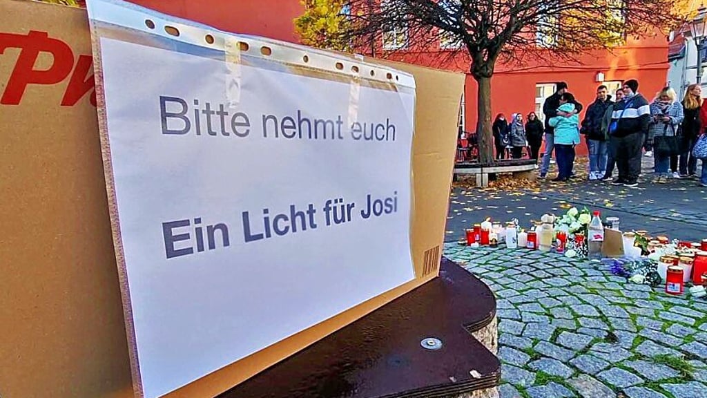 Viele entzündeten am Holzmarkt in Aschersleben ein Licht für Josefine.