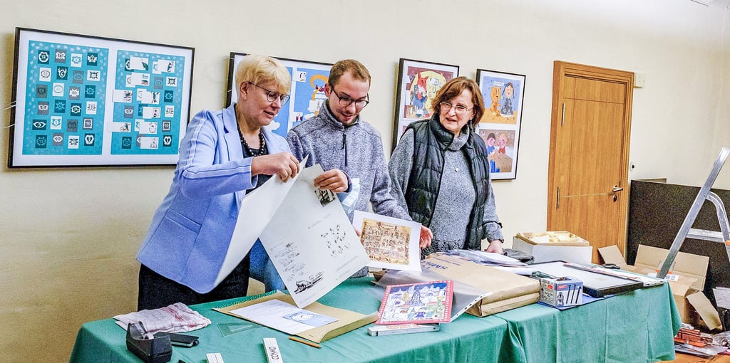 Marlies Schmidt (l.), Andreas Preibisch und Angela Pfeiffer haben gut zu tun, es geht um den Aufbau einer neuen Sonderausstellung im Cranach-Haus Markt 4 in Wittenberg. Alles dreht sich in der Schau um Adventskalender. Am Freitag ist die Eröffnung.