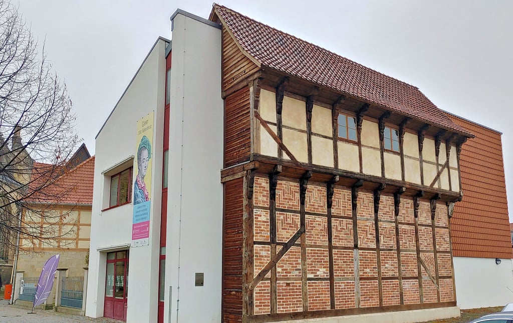 Breits vor sechs Jahren wurde die gerettete, wohl älteste Fachwerkfassade Halberstadts aus der Mitte des 15. Jahrhunderts am Ostgiebel des Gleimhaus-Anbaus wieder aufgebaut. Rechts daneben soll nun die zweite Holzkonstruktion wieder errichtet werden.