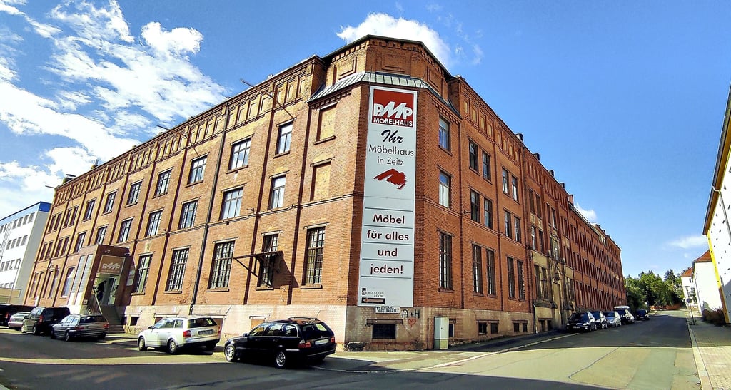 Die Außenansicht der alten Nudelfabrik in Zeitz, aufgenommen im Herbst 2020.
