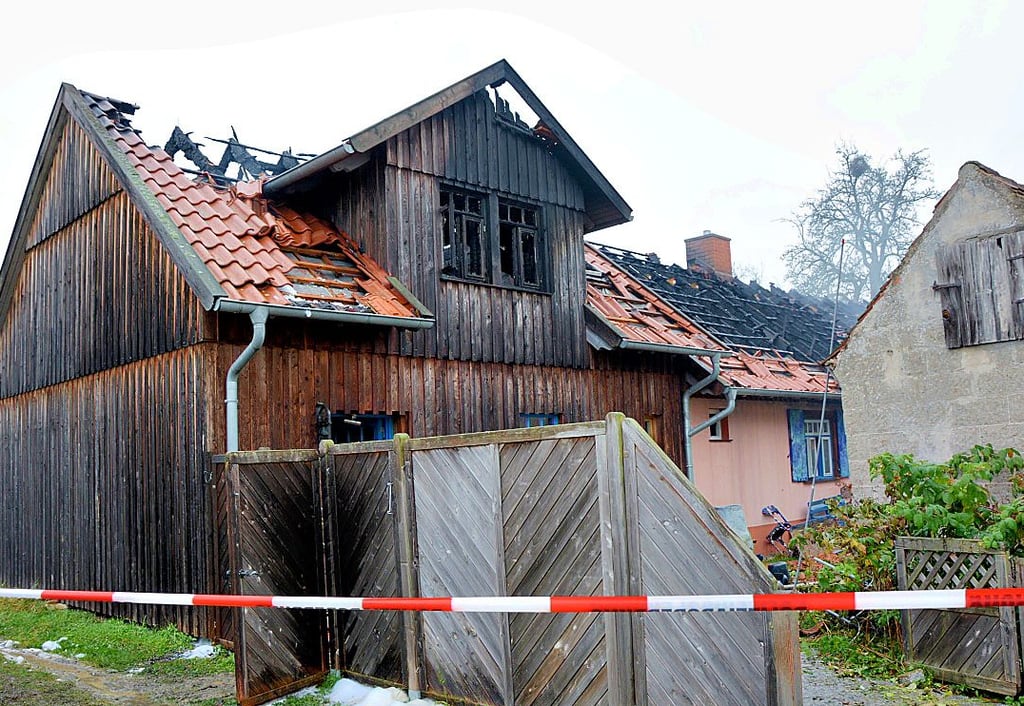 Die Polizei beschlagnahmte den Unglücksort noch in der Brandnacht für ihre Untersuchungen. Weil es immer wieder brannte und qualmte, war bis Mittwochmittag noch kein Zutritt möglich.