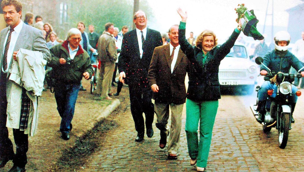 Landrat Ernst-Henning Jahn, Ministerpräsident Ernst Albrecht und Gattin Adele (Mitte von links) gingen am 12. November zu Fuß von Mattierzoll nach Hessen. Links daneben Autor Bernd-Uwe Meyer.