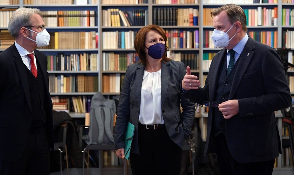 Bodo Ramelow (r., Die Linke), Ministerpräsident von Thüringen, Anja Siegesmund (M., Bündnis90/Die Grünen), Ministerin für Umwelt, Energie und Naturschutz von Thüringen, und Georg Maier (l., SPD), Innenminister von Thüringen, sprechen miteinander vor Beginn der Regierungsmedienkonferenz.
