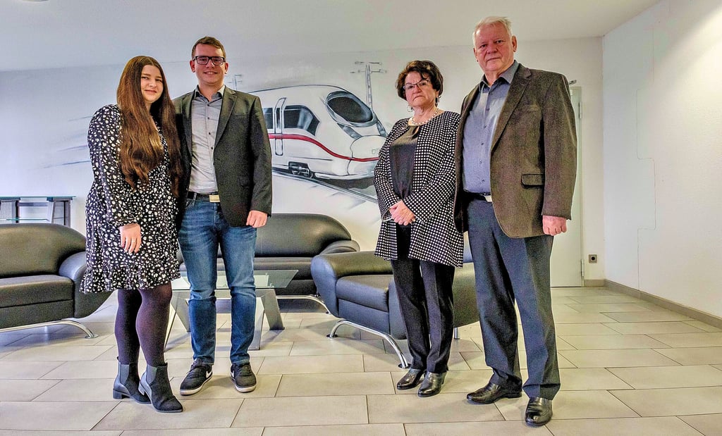 Eberhard Winter jr. mit seiner Verlobten Vivian Asmuß sowie die Seniorgeschäftsführer Jutta und Eberhard Winter.