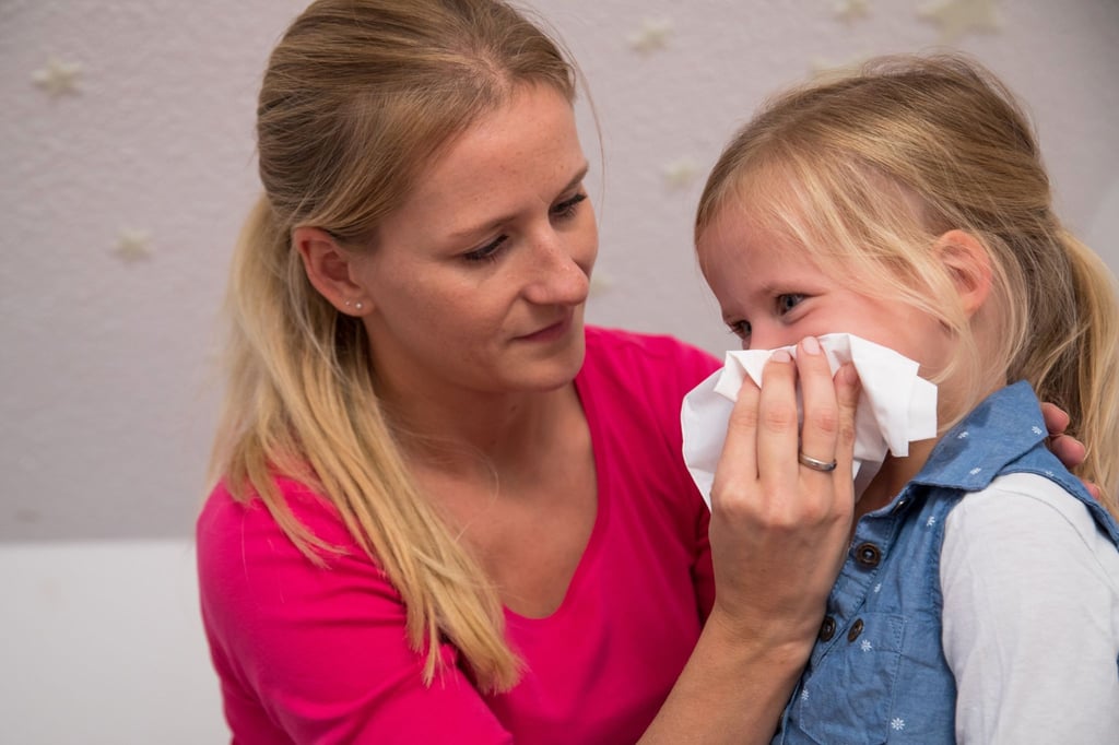 Läuft die Nase oder ist das Kind krank, müssen Eltern den Nachwuchs wegen der Pandemie häufig abholen und bei der Betreuung einspringen.