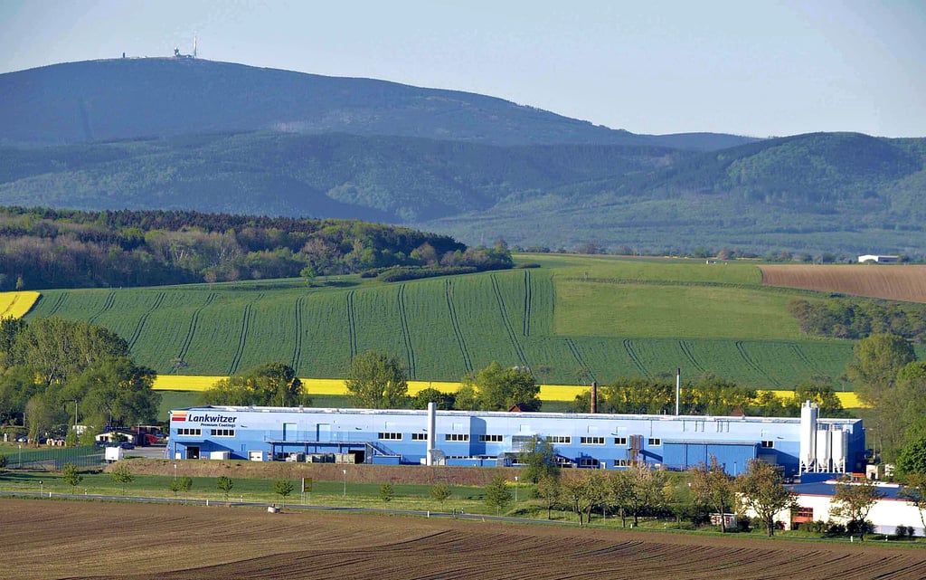 Dieses Bild ist schon 13 Jahre alt. Damals war der Neubau der Lackfabrik gerade fertig geworden. Viel hat sich mit Ausnahme eines Solarparks im Industriegebiet seitdem nicht getan. Nun will eine Firma die vorletzte freie Fläche zur Neuansiedlung kaufen.