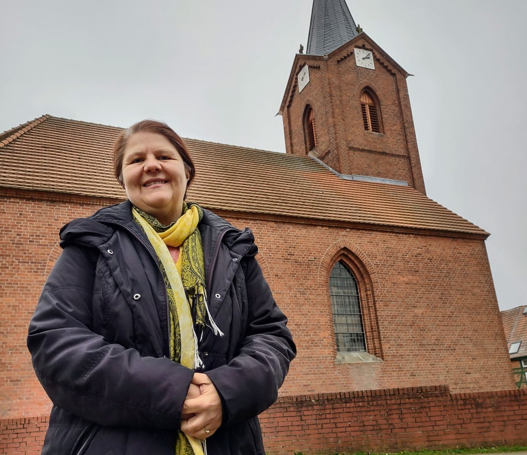 Petra Leukert ist seit einigen Wochen die „Hausherrin“ für die Dorfkirche im Ortsteil Vehlgast der Ortschaft Vehlgast-Kümmernitz.