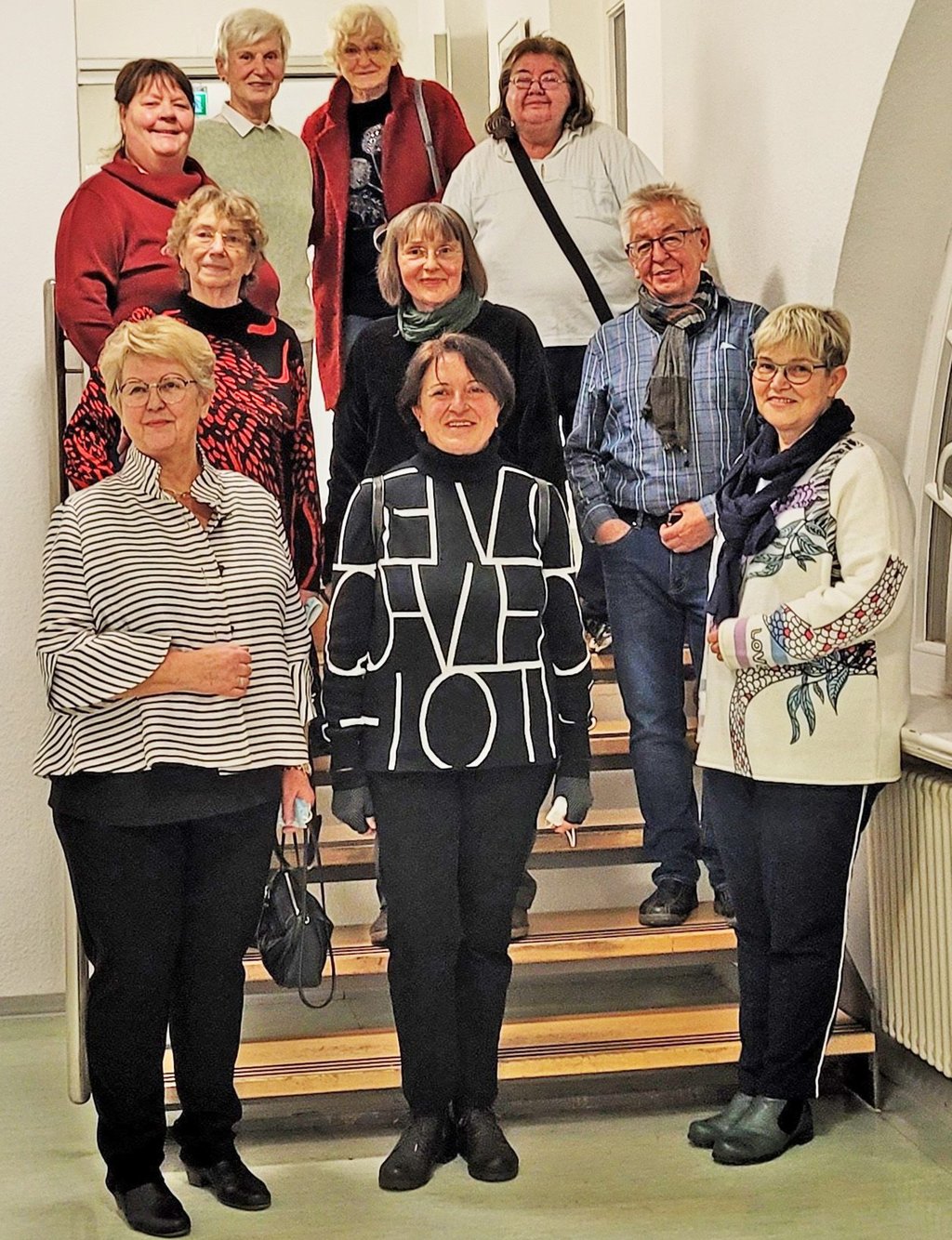 Die ausstellenden Künstler: Elke Schmidt (obere Reihe von links), Christel Hunger, Ingrid Horn, Barbara Hennicke; Christa Endler (Mitte von links), Hella Kapischke und Claus Kinne; Hildegard Kutz (vorn von links), Petra Klaus und Christina Harnisch.