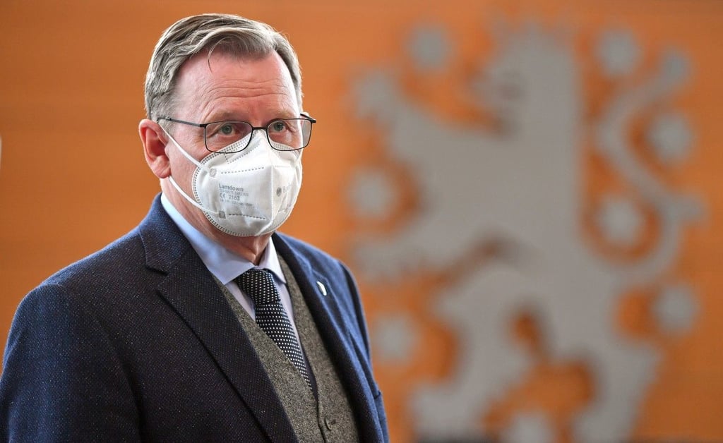 Bodo Ramelow (Die Linke), Ministerpräsident von Thüringen, steht im Plenarsaal des Thüringer Landtags.