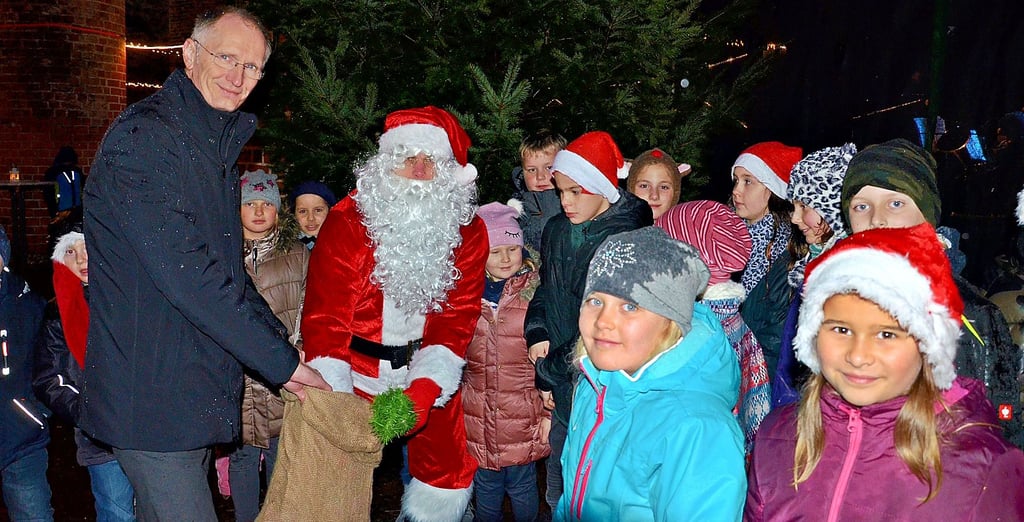 Bürgermeister Andreas Dittmann bleibt anders wie 2019 (Foto) in seinem warmen Büro der Weihnachtsmann am kalten Nordpol und so gehen die Kinder auch in diesem Jahr leer aus - zumindest was den Weihnachtsmarkt betrifft, denn der wurde, wie schon 2020, auch für diese Adventszeit abgesagt.